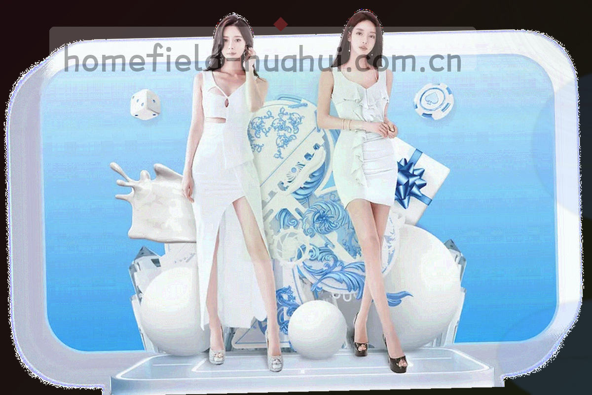 夜间亮灯的五人制足球场，草皮上还留着上一场比赛的痕迹